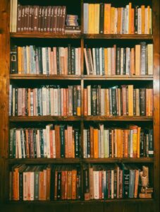 Jak zorganizować domową biblioteczkę na małej przestrzeni
